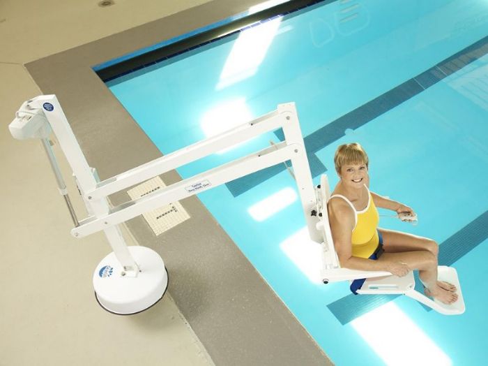 How To Choose a Handicap Pool Lift