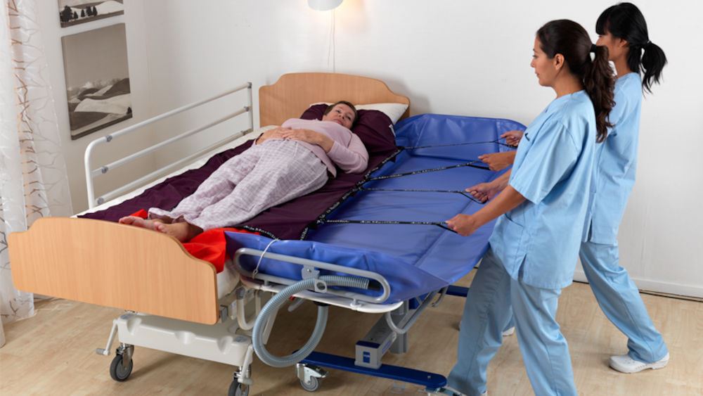 Передвижение пациента. Кровати для стационаров для лежачих больных. Столик для лежачих больных в палате. Кровать тяжелобольного пациента. Кровать для больных инсультом.