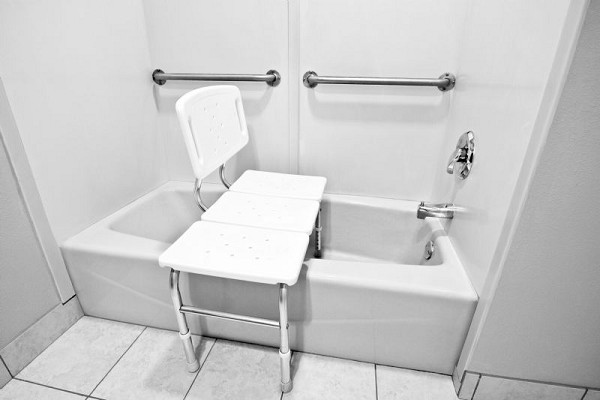 5 Best Tub Transfer Benches to Make Bathing Safe & Easy