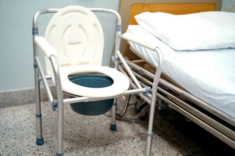 5 Best Bedside Commodes and Toilet Chairs