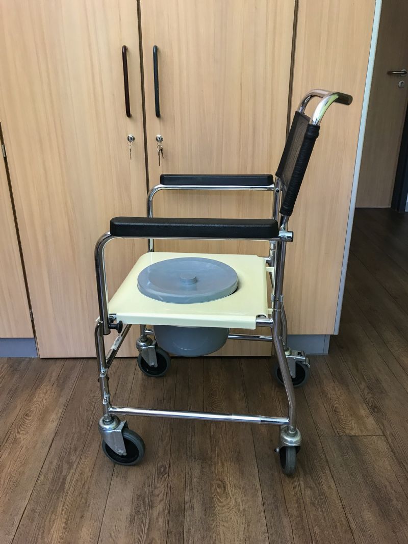 commode-chair-in-hospital