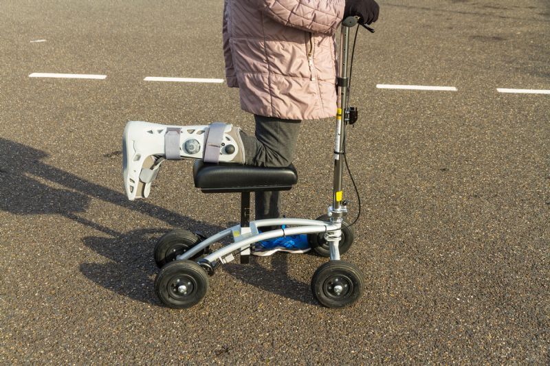 knee-scooter-in-winter