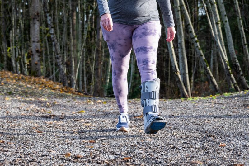 woman-hiking-in-walking-medical-boot