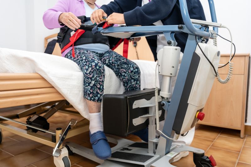 woman-using-standing-lift-on-elderly-patient