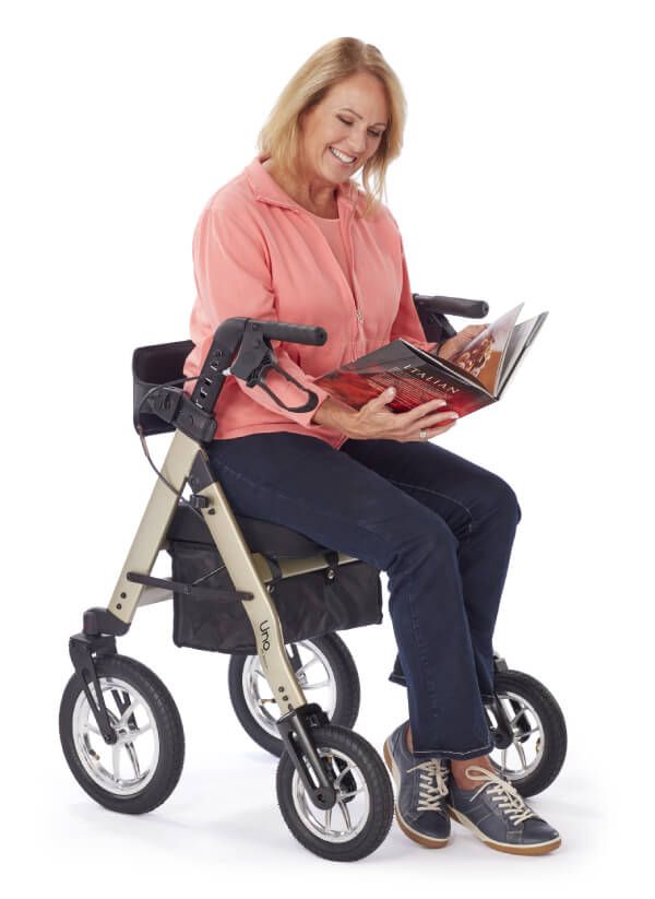 Woman reading and sitting comfortably on the Comodita Uno wide backrest
