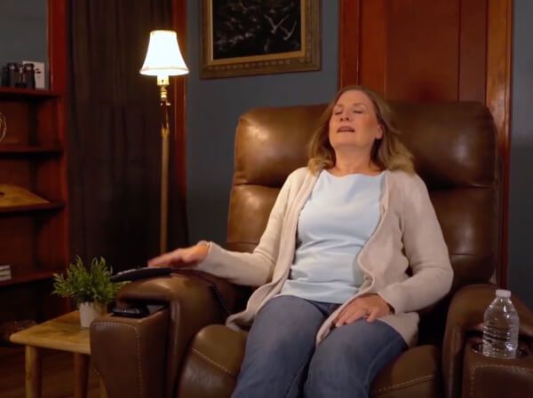 Woman resting thanks to the comfortable VivaLift Mobility Radiance Lift Chair